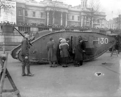 Carro de combate en la Plaza Trafalgar de Londres en 1917.