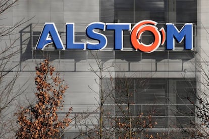 El logo de Alstom en la sede de Semeac, en Francia.