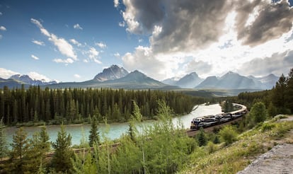 Viajar en tren tiene un impacto menor para el medio ambiente que hacerlo en coche, barco o en avión. <a href="https://www.rockymountaineer.com/" target="_blank">El tren Rocky Mountaineer</a> (en la foto), que atraviesa las escarpadas Montañas Rocosas del Canadá, se ha esmerado para reducir en 18 toneladas anuales sus emisiones de carbono, ha aumentado el reciclaje a bordo y ha puesto en marcha iniciativas para proteger la fauna local. Esta línea ferroviaria atraviesa una región salvaje, con ríos bravos alimentados de glaciares y picos de granito vigilando profundos valles, y en la que viven alces, ciervos, águilas y osos grizzly. Consciente de la fragilidad de este extraordinario ecosistema, la compañía detrás del Rocky Mountaineer contribuye anualmente al Tree Canada’s National Greening Program, que ya ha logrado que se planten 13.500 nuevos árboles en toda la Columbia Británica. También se ha asociado con organizaciones que protegen la naturaleza y la fauna. <br><br> Existen varias rutas distintas, todas con nombres muy sugerentes: Hell’s Gate (La puerta del infierno) en el río Fraser, Avalanche Valley (El valle de la avalancha), Painted Chasm (El abismo coloreado) y Jaws of Death Gorge (La garganta de las fauces de la muerte). Algunas de ellas atraviesan los legendarios Spiral Tunnels (túneles helicoidales), donde la vía da la vuelta dos veces sobre sí misma al curvarse en un gigantesco ocho cuando pasa por la zona conocida como The Big Hill.