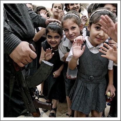 <p>El griterío en la escuela de Al Qaeid Al Mua’ases de Bagdad es ensordecedor. Pero me sabe a gloria. Hace unos días, este edificio era una tumba abierta de amasijos de hierro, boquetes con paredes, restos de proyectiles… Y silencio, mucho silencio. La guerra tiene estos prontos.
<p>Pero hoy es un día de fiesta, por los ‘extranjeros’. Mientras los niños acorralan a ‘mi’ fotógrafo Kelly Thorkelson en una esquina del patio, y vitorean cada disparo de su cámara con un enfervorizado ‘otro, otro, otro’, irrumpe de golpe un hombre armado con un AK-47, un fusil de asalto Kalashnikov, de fabricación soviética. </p>
<p>La directora del centro, Leila Khadum, nos tranquiliza. Se trata del padre de una de las niñas, “que nos echa una mano con la seguridad en la escuela’. Todo normal, ‘of course’, digo, ocultando mi sorpresa ante esta implicación parental. </p>
<p>Muchos de estos niños y niñas han perdido todo, y por todo hablamos de cosas que nos parecen normales, como padres, hermanos, familiares, amigos. </p>
<p>Le pregunto a la directora por el futuro de estos niños, por las ‘secuelas’, lo que, finamente decimos como ‘daños colaterales’. “Lo superarán; han superado dos guerras y un embargo de más de 12 años. Son héroes y heroínas”. </p>
<p>Sin duda.</p>

