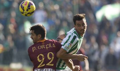 Rennela, del Betis, junto a Orfila, del Racing.