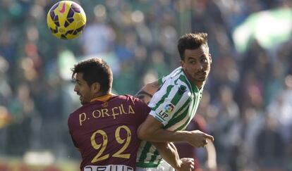 Rennela, del Betis, junto a Orfila, del Racing. 