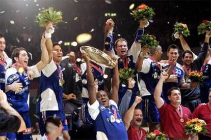 El equipo francés celebra el título europeo tras imponerse en la final a España.