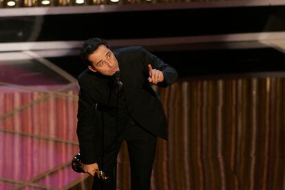 Jorge Drexler canta sobre el escenario al recoger su Oscar en 2005.