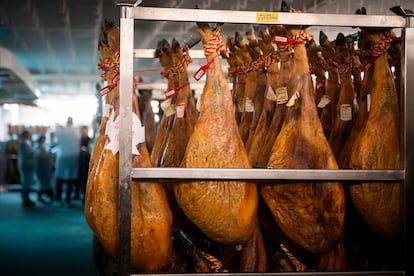 El Museo del Jamón vende 35.000 piezas al año: 20.000 de ibérico y 15.000 de cerdo blanco.