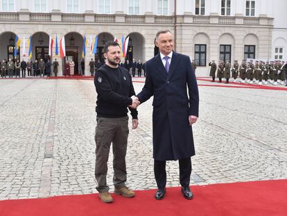 El presidente de Ucrania, Volodímir Zelenski, junto a su homólogo polaco, Andrzej Duda, en el palacio presidencial de Varsovia, el pasado 5 de abril.