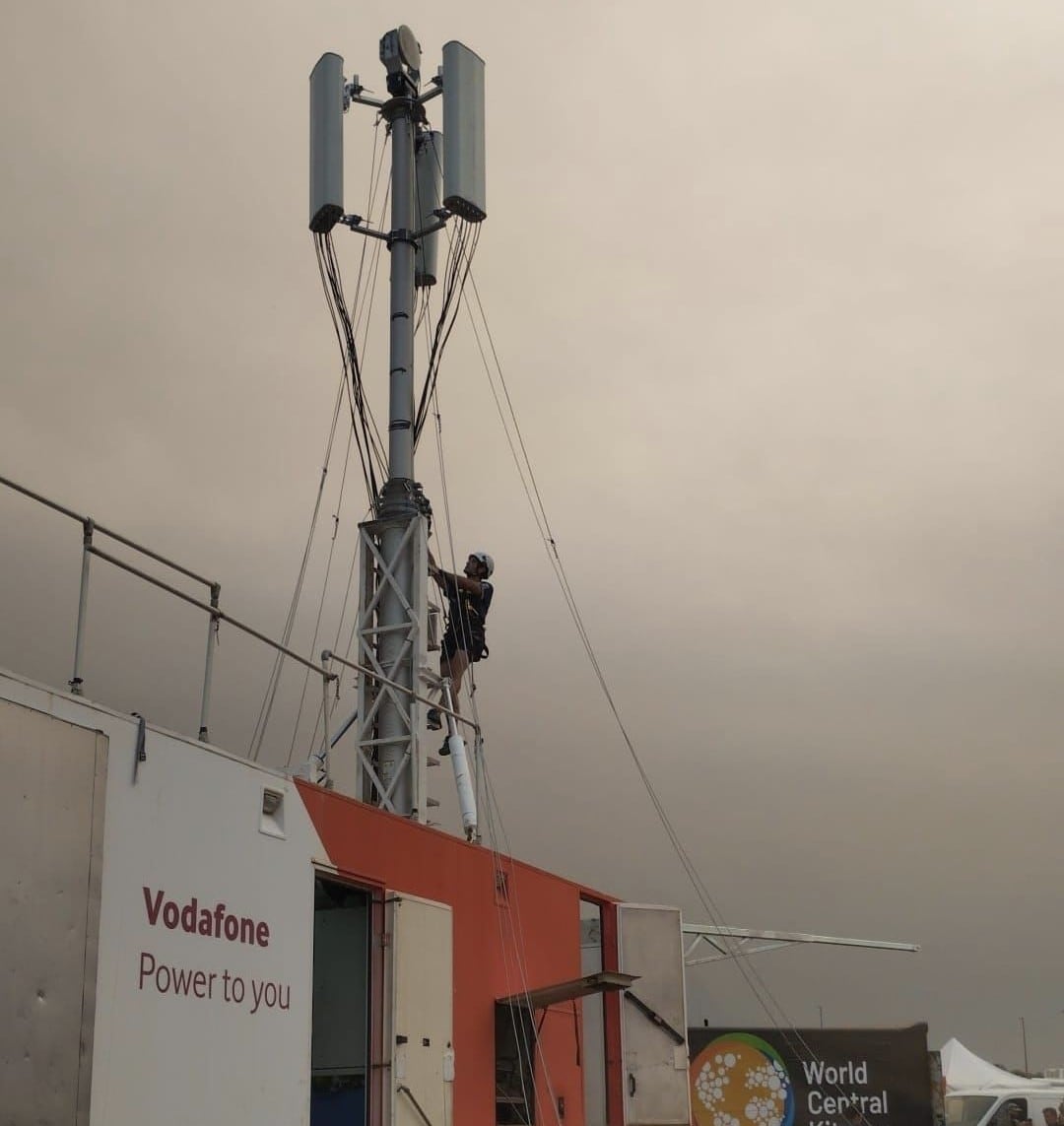 Unidad móvil de Vodafone en una zona afectada por los incendios en León.