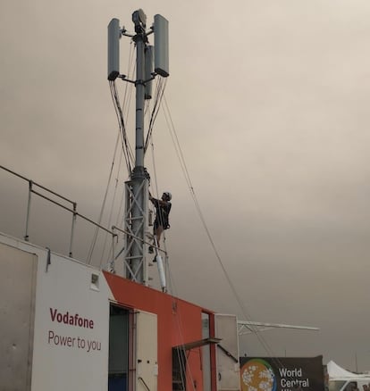 Unidad móvil de Vodafone en una zona afectada por los incendios en León.