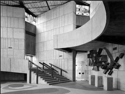 Una imagen del vestíbulo del edificio, procedente del libro '50 años de Geología en la Universidad de Oviedo'. Cortesía de la Universidad de Oviedo.