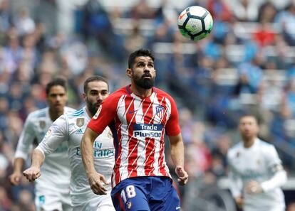 Diego Costa intenta controlar el balón ante el defensa del Real Madrid Dani Carvajal.