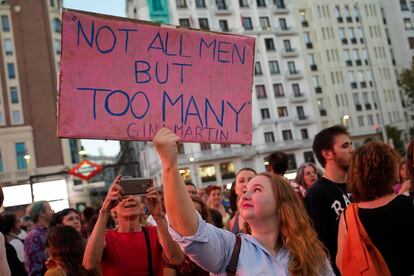 Una mujer sujeta un cartel en el que se lee: 'No todos los hombres, pero demasiados', este lunes en la manifestación contra Luis Rubiales celebrada en Madrid.