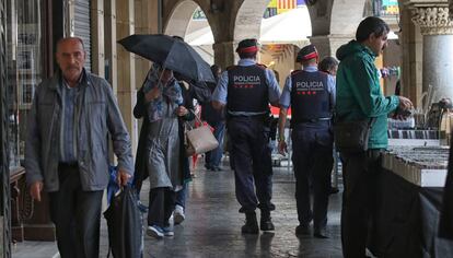 Una parella de Mossos d&#039;Esquadra a la pla&ccedil;a Major de Vic.