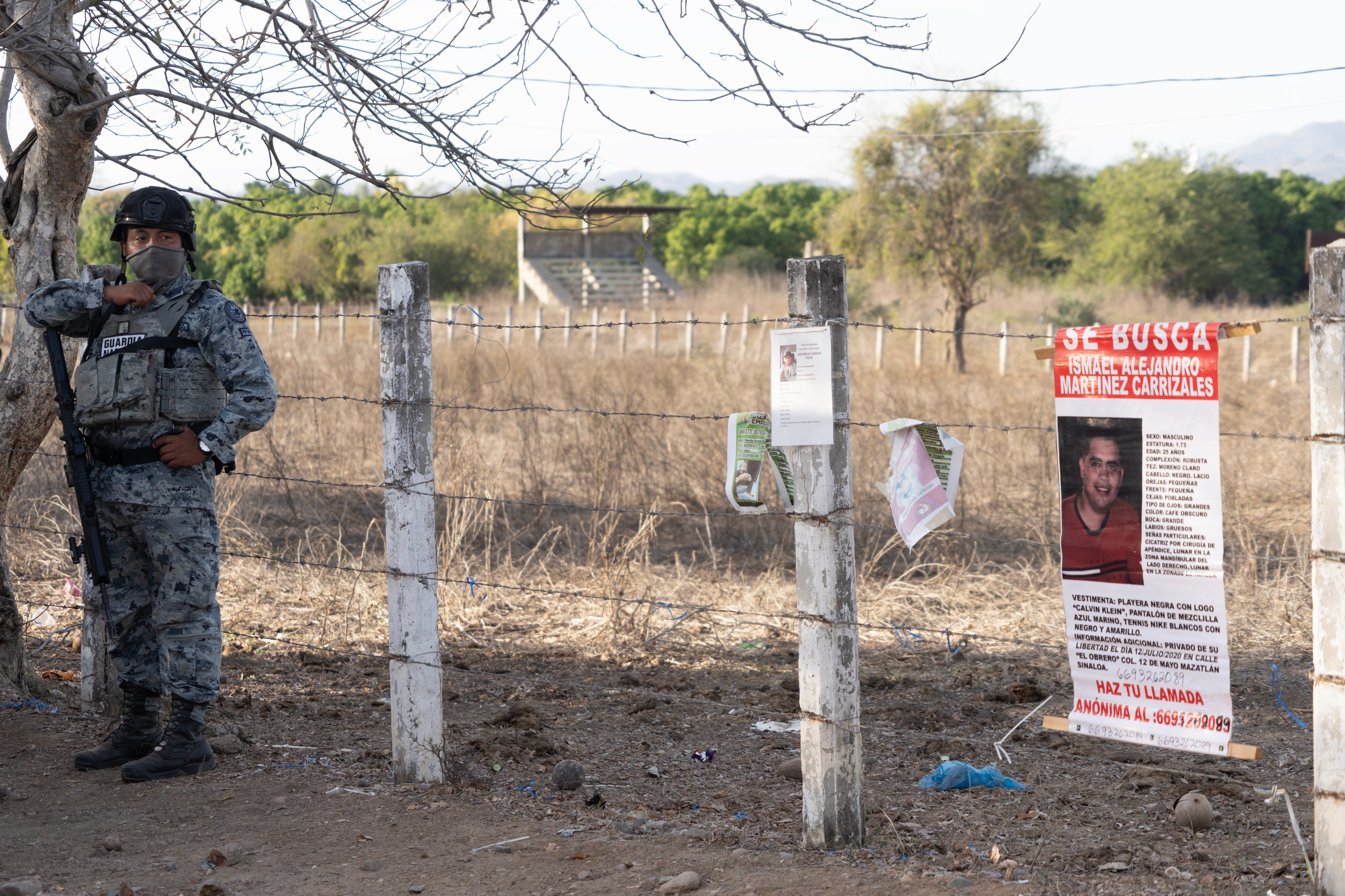 Carteles de personas desaparecidas en la zona de de busqueda en El Verde, municipio de Concordia, Sinaloa, el 17 de febrero.
