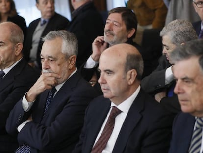 Los expresidentes socialistas Manuel Chaves y José Antonio Griñán, junto a los exconsejeros Gaspar Zarrías y José Antonio Viera, en la sala de la Audiencia de Sevilla, en 2018.