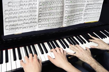 El estudiante de piano Nahuel Hagelstrom, de 15 años, conquistó al pianista británico James Rhodes por su forma de tocar. Algunos sábados, el concertista le recibe en su casa de Madrid y comparte con él trucos y consejos.