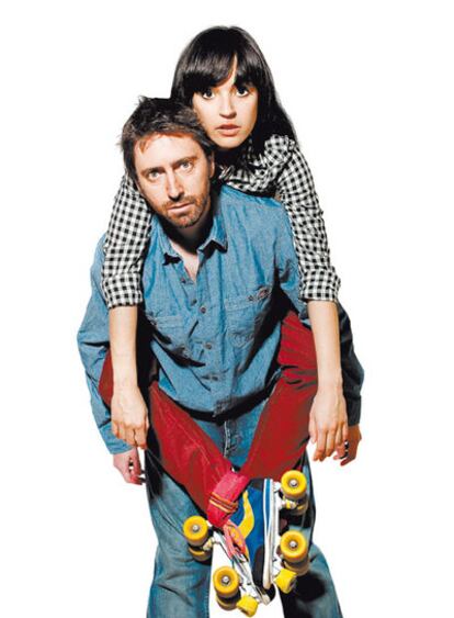 <b>Verónica Sánchez viste camisa y pantalón de Wrangler. Y Daniel Sánchez Arévalo, camisa de Henry Cotton's y vaqueros de Wrangler.</b>
