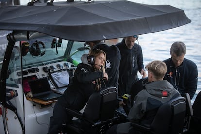 Un barco de apoyo recoge los datos de navegación del velero del Alinghi Red Bull Racing. 