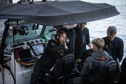 Un barco de apoyo recoge los datos de navegación del velero del Alinghi Red Bull Racing.
