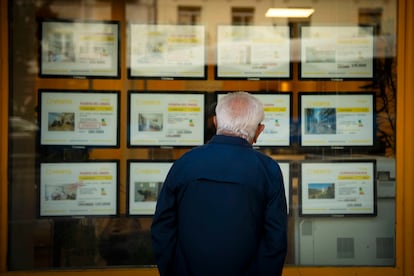 Un hombre mira anuncios de vivienda en una agencia inmobiliaria en Madrid.
