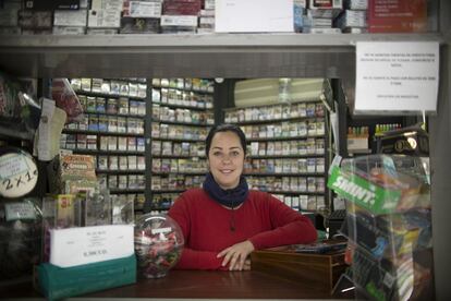 Reyes Vázquez (33) lleva 10 años trabajando en un estanco de Sevilla. No hará huelga porque su marido está en paro y su sueldo es el único que entra en casa. Cada euro es importante para su familia y si hace huelga le descontarían esa jornada. Vázquez, sin embargo, cree que los paros son "importantes" porque es una manera "de pedir la equiparación salarial entre el hombre y la mujer", concluye.