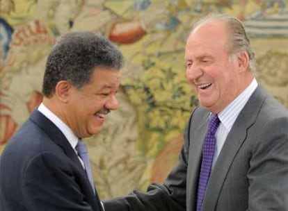 El Rey (derecha), junto al presidente dominicano, Leonel Fernández, en el Palacio de la Zarzuela.