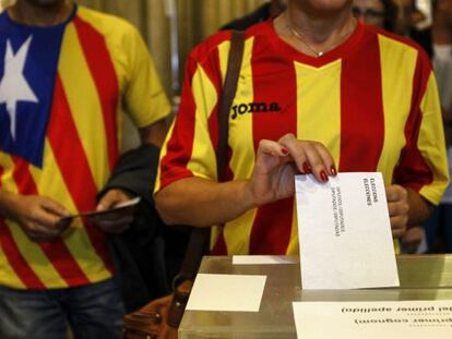 Votación en un colegio electoral de Barcelona.