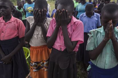 Un grupo de refugiados reza en la escuela antes de que empiecen las clases en el campo de refugiados de Palorinya.