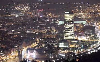Panoramic view of Bilbao at night, highlighting the discreet lighting of the Guggenheim Museum and the light emanating from the Iberdrola Tower.