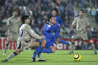 Deco intercepta el balón en un ataque del Getafe.