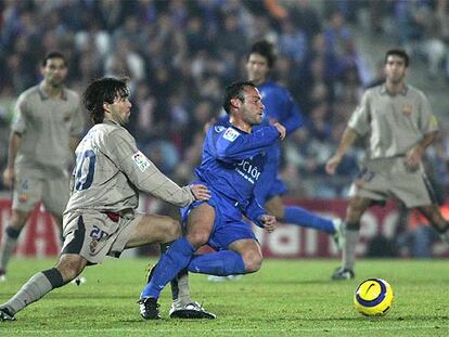 Deco intercepta el balón en un ataque del Getafe.