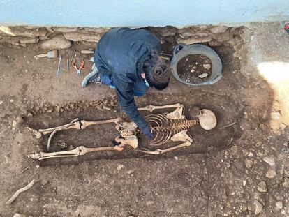 Los restos óseos del maqui El Rubio en la fosa de Tortosa.