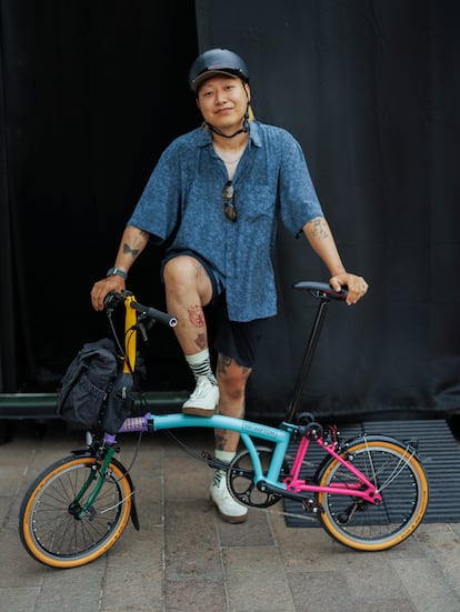 Xi Tong, orgulloso con la Brompton que ganó en un sorteo el año pasado. Es chino y estudia en la Central Saint Martins de la University of the Arts London. Asegura que en su país esta bicicleta se considera “un lujo asequible para la clase media y alta, por precio y porque no todo el mundo tiene tiempo para salir a rodar”.