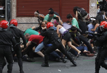 Una de las cargas de la Ertzaintza contra los manifestantes en la tarde de ayer en Bilbao.