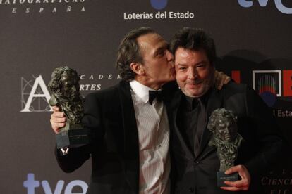 El actor José Coronado besa al director Enrique Urbizu después de recibir sus premios en 2012 por la película 'No habrá paz para los malvados'.