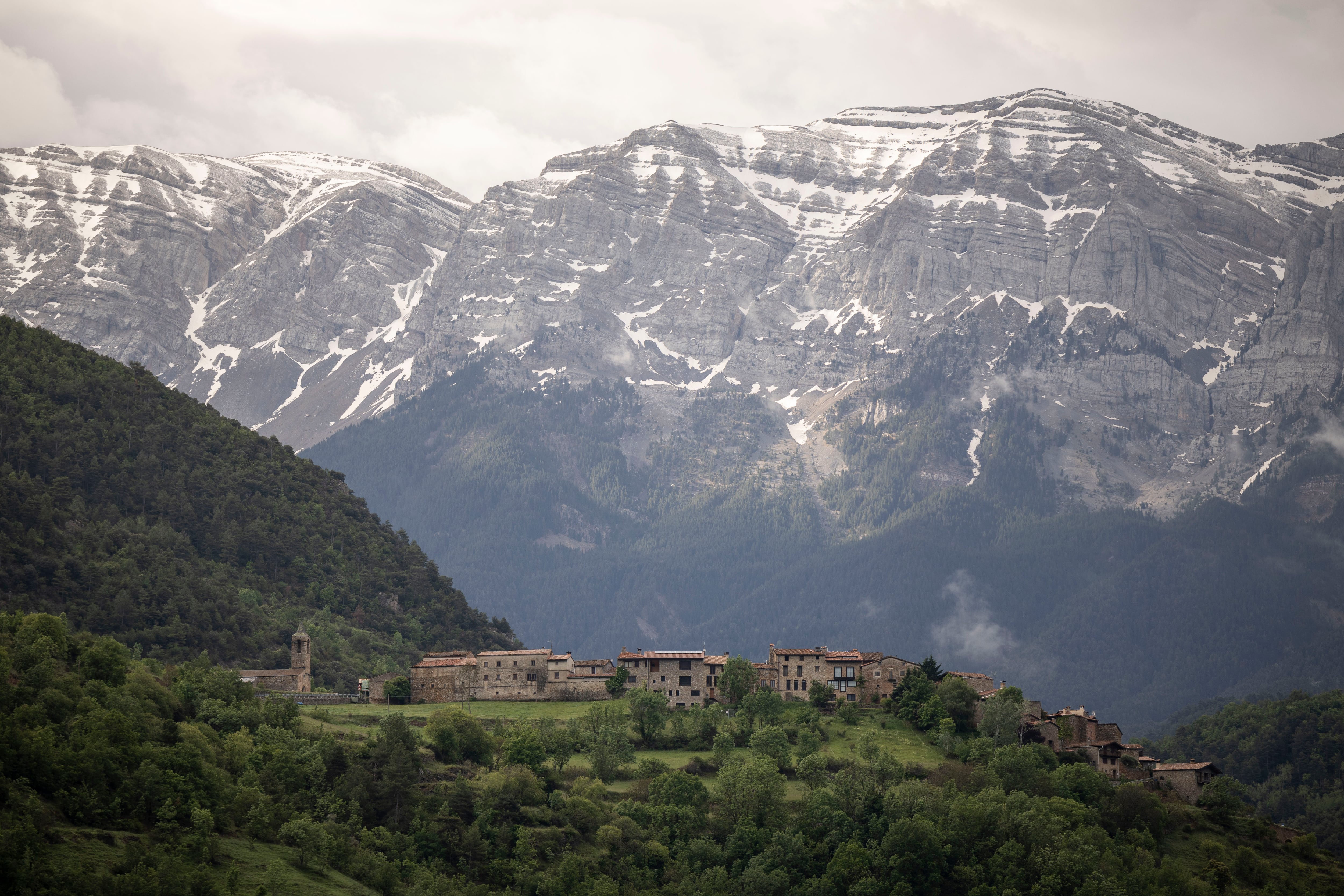 El pueblo de montaña Arsèguel, con 77 habitantes y a una altitud de 950 metros, y la sierra del Cadí al fondo.