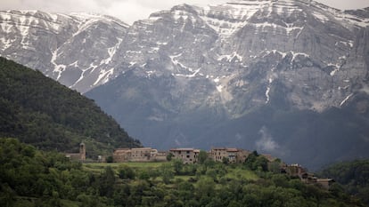 El pueblo de montaña Arsèguel, con 77 habitantes y a una altitud de 950 metros, y la sierra del Cadí, cuyo pico más alto es el Vulturó (2.648 metros).