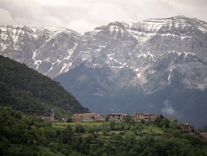 El pueblo de montaña Arsèguel, con 77 habitantes y a una altitud de 950 metros, y la sierra del Cadí, cuyo pico más alto es el Vulturó (2.648 metros).