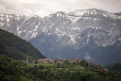 El pueblo de montaña Arsèguel, con 77 habitantes y a una altitud de 950 metros, y la sierra del Cadí, cuyo pico más alto es el Vulturó (2.648 metros).