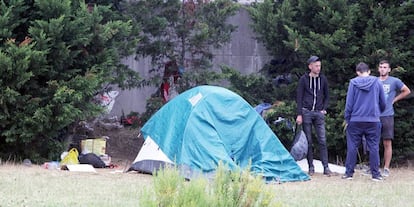 Campamento de albaneses en el puerto deportivo de Zierbena.