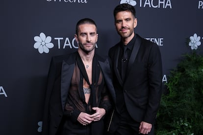 Pelayo Díaz (izquierda) y Gal Marom, el 10 de octubre de 2024, en una fiesta en Madrid (España).