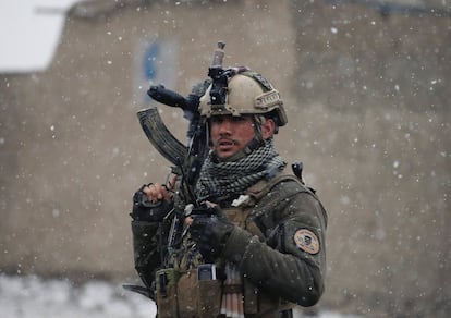 Un soldado de las Fuerzas de Seguridad afganas hace guardia cerca de la academia militar atacada, Marshal Fahim, en Kabul (Afganistán).