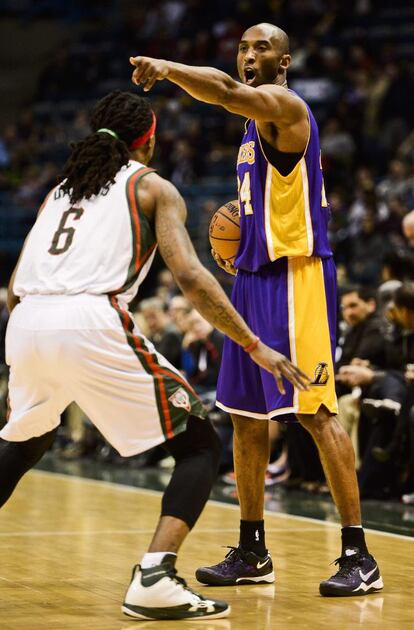 Kobe Bryant dirige el juego de los Lakers ante Marquis Daniels.
