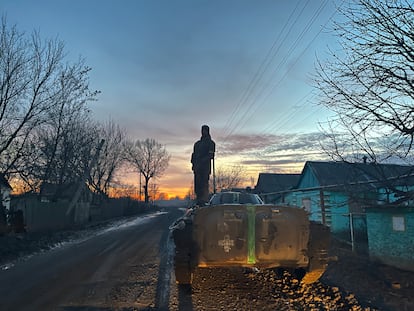 Un soldado ucranio encaramado a un tanque vigila la carretera en los alrededores de Bajmut este jueves.