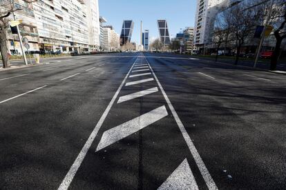 Vista del paseo de La Castellana, con la Plaza de Castilla al fondo y las torres Kío al fondo, con ausencia de vehículos y paseantes.