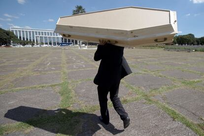 Empleados funerarios protestaron en abril de este año para pedir que el gremio sea priorizado en los planes de vacunación, en Brasilia.