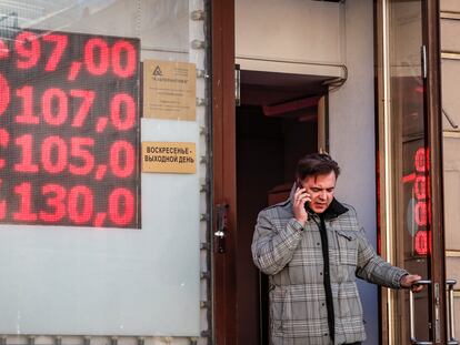 Un hombre sale de una casa de cambio en Moscú, este miércoles.