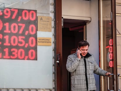 Un hombre sale de una casa de cambio en Moscú, este miércoles.