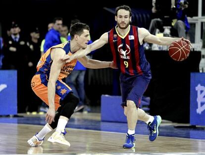 Marcelinho Huertas intenta superar la defensa del base serbi del València Nemanja Nedovic.