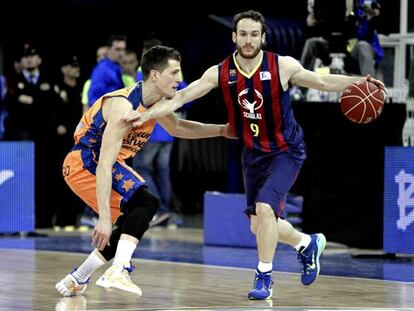 Marcelinho Huertas intenta superar la defensa del base serbio del Valencia, Nemanja Nedovic