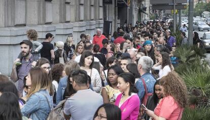 Colas en Aragó para acceder al Museo Egipcio, en la calle de València. 